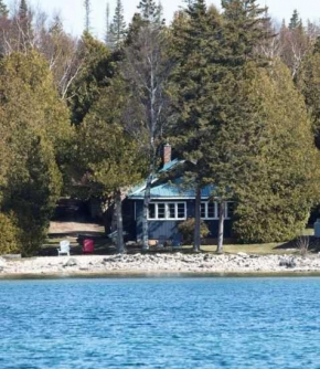 Breezy Bay Waterfront Cottage